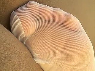 Les pieds de ma femme en nylon blanc et vernis rouge 1